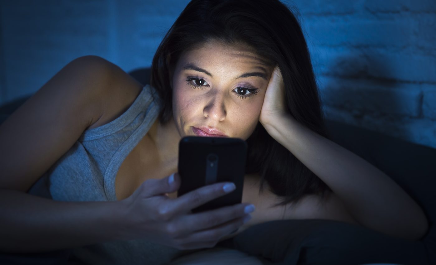 Ce se întâmplă în corpul tău când renunți la telefon cu 2 ore înainte de culcare
