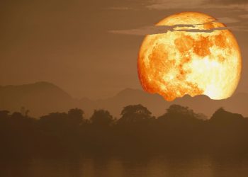 Luna plină a sturionului din 9 august