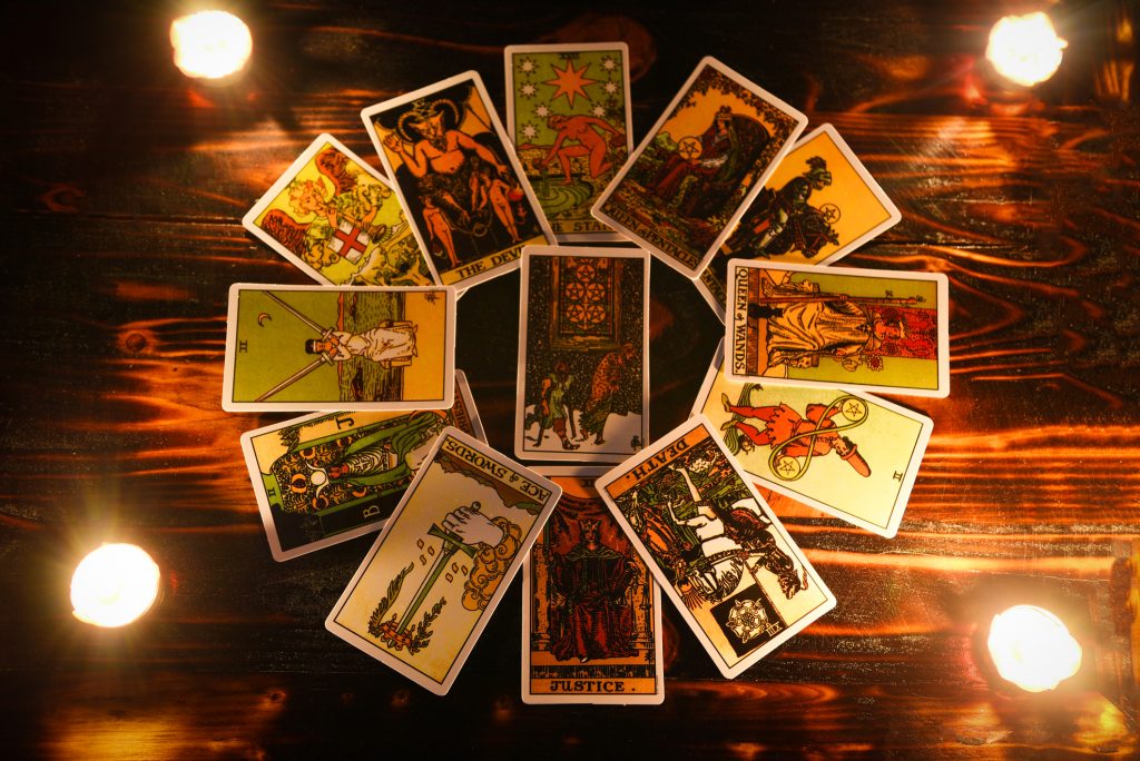 Ce lecție KARMICĂ de învățat în 2025 tarot