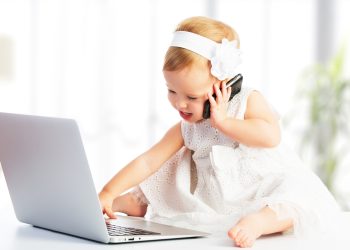 Copilul stă prea mult pe telefon