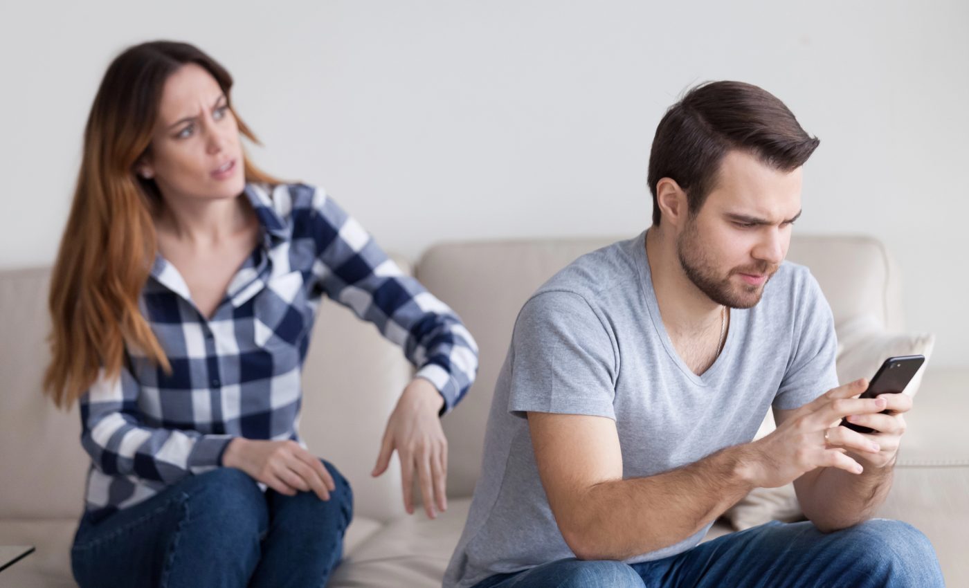 descoperi un mesaj suspect pe telefonul partenerului