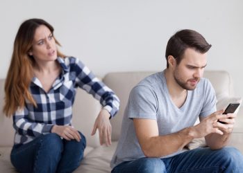 descoperi un mesaj suspect pe telefonul partenerului