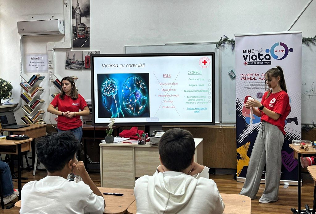 Club de Cruce Roșie în școli