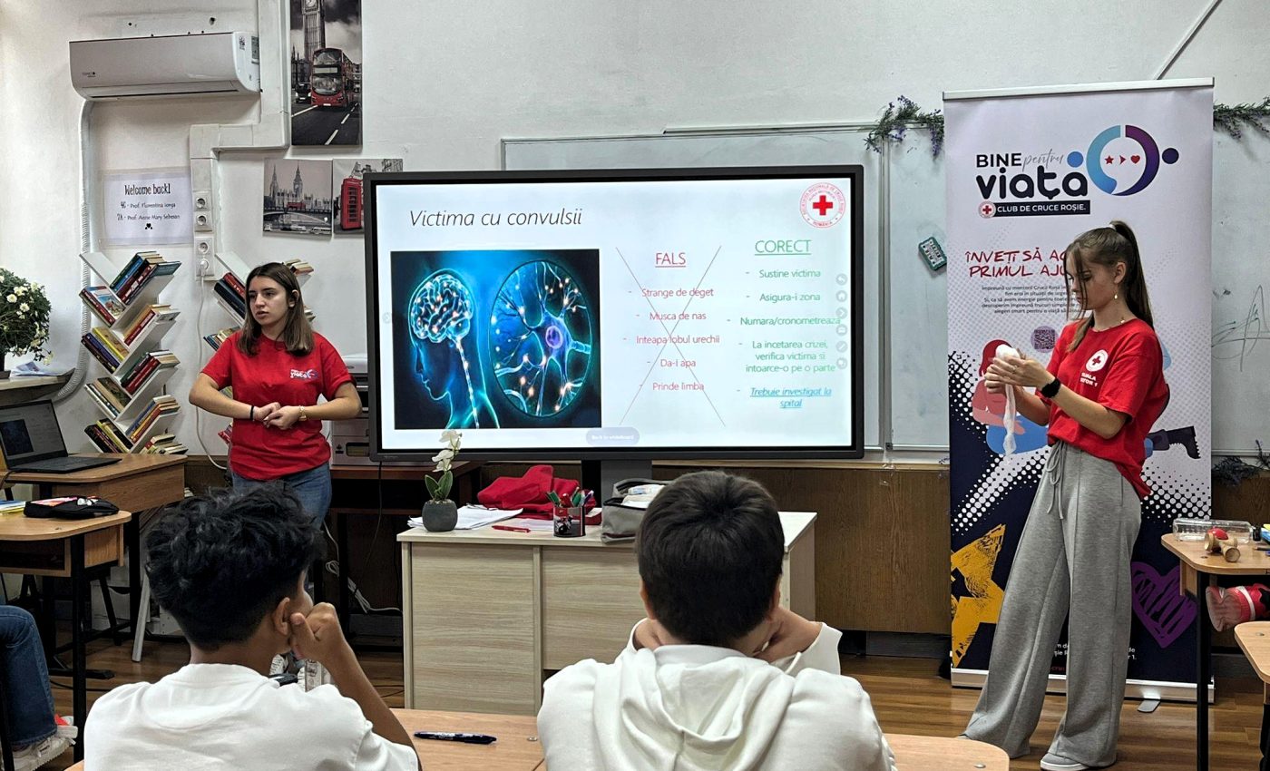 Club de Cruce Roșie în școli