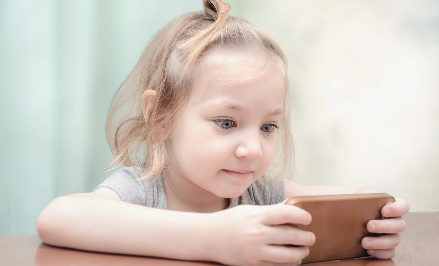 SOLUȚII pentru gestionarea TIMPULUI petrecut de COPIL pe telefon