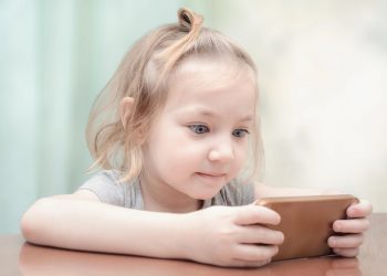 SOLUȚII pentru gestionarea TIMPULUI petrecut de COPIL pe telefon