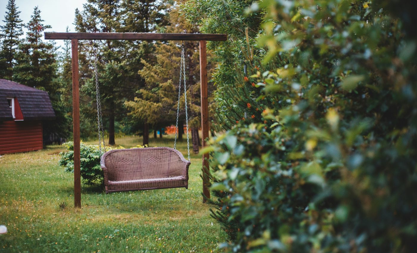 Cum poți integra un balansoar în grădina ta