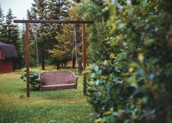 Cum poți integra un balansoar în grădina ta