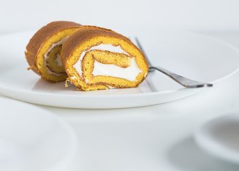 Rulada de biscuiti cu crema de nuca