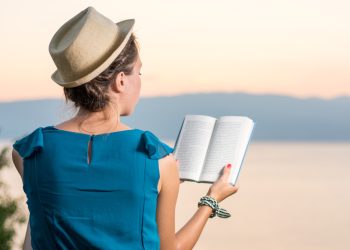Lecturi ușoare și captivante pentru vacanțe