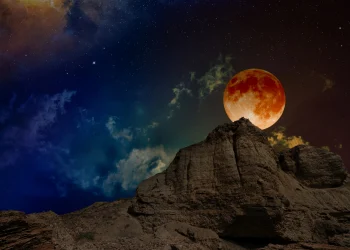 Eclipsa totală de Lună plină a sturionului zodii