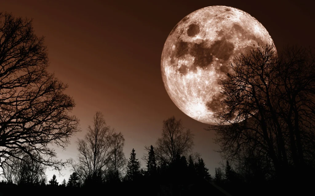 Luna Plină a Vânătorului din 26 octombrie 2026 - sfatulparintilor.ro - red-moon-rise-over-landscape-Depositphotos_31766951_L