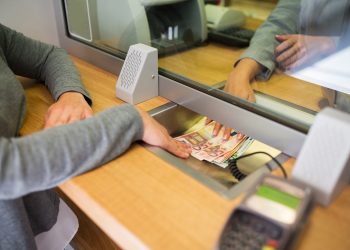 banii în bancă sau acasă