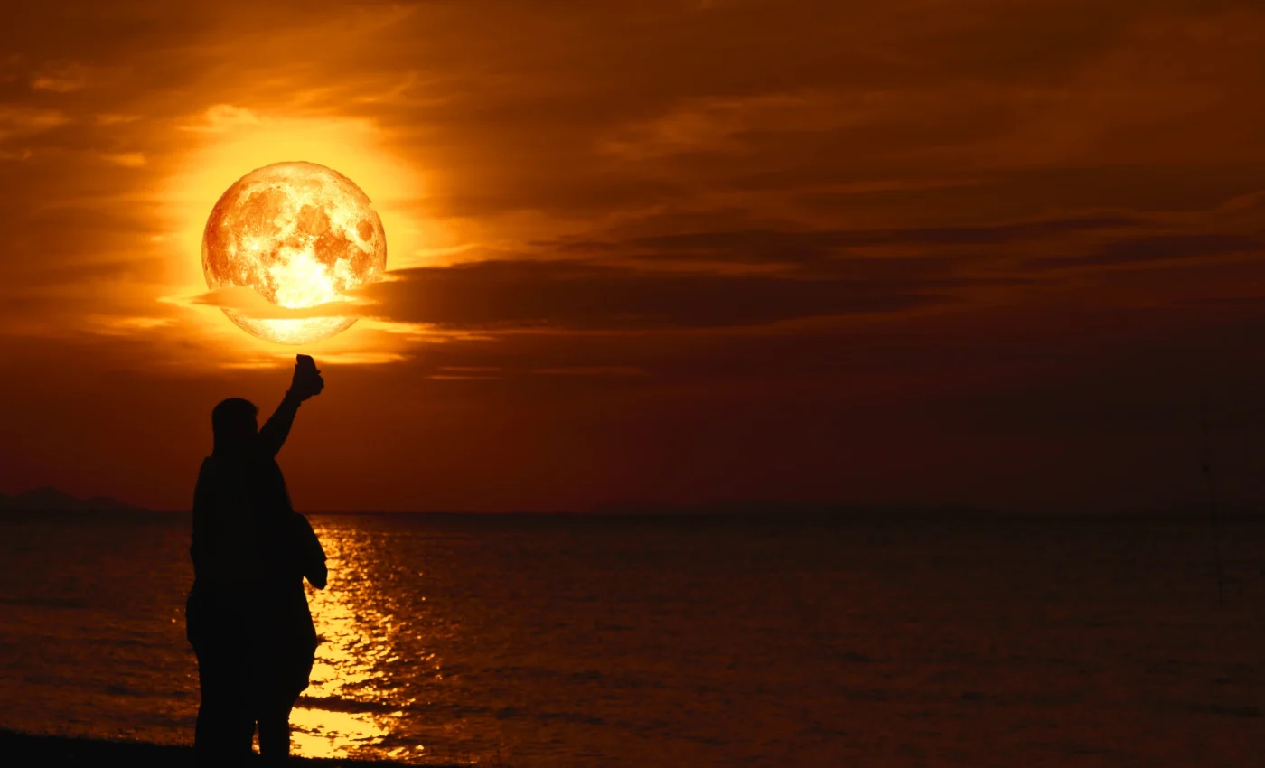 Eclipsa de Lună Plină a Sturionului