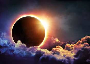 Luna Nouă  în Leu din 12 august acoperă Soarele